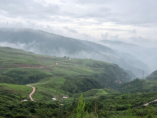山间蜿蜒公路绿意盎然