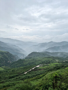 山峦绿意间的蜿蜒公路
