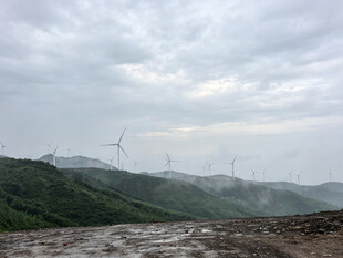 山间风力发电场风景