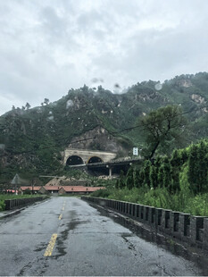 雨后山间公路景色宜人