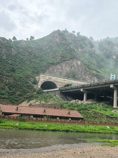 山间高架桥与古朴建筑