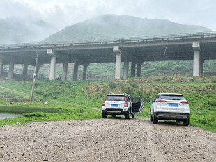 山间公路旁的车辆与景致