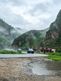山间村落云雾缭绕之景