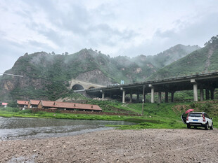 山间公路旁的车辆与景致