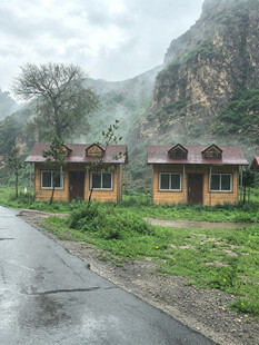 山间路旁的质朴小屋