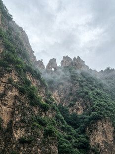 云雾缭绕的壮丽山峦