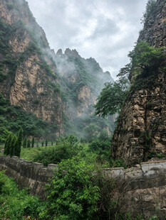 山间云雾缭绕的壮美景色