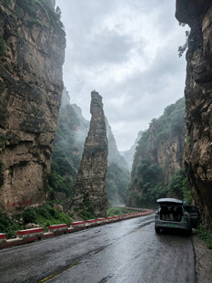 山间公路上行驶的车辆