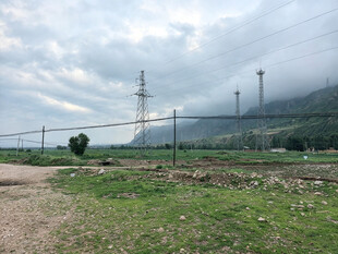 郊外田野与输电设施景观