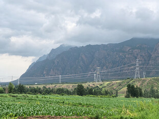 山间农田与输电线路景观