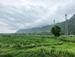 绿野山峦间的自然景致