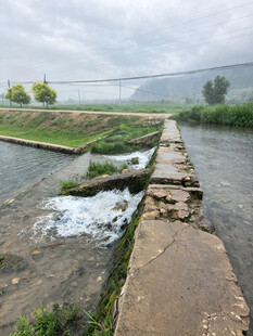 乡村河边破旧石板过水桥