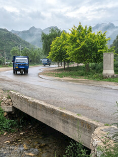乡村道路上的蓝色载货卡车
