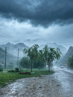 暴雨中的乡村泥泞小路
