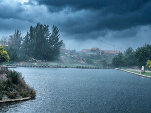 暴风雨前宁静的湖畔景色