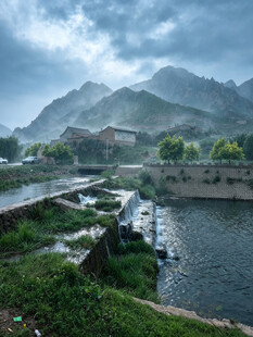 山间河畔美景