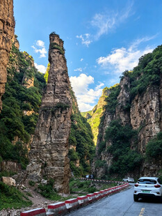 山间公路穿行壮丽峡谷