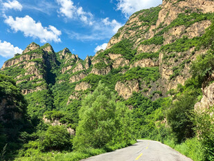 山间公路穿行于葱郁山林