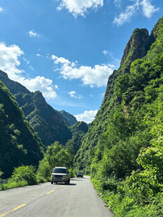 山间公路上行驶的车辆