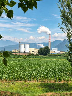 田野边的工厂与远山景色