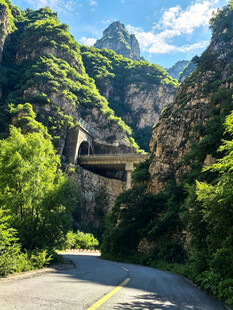 山间公路与桥梁美景