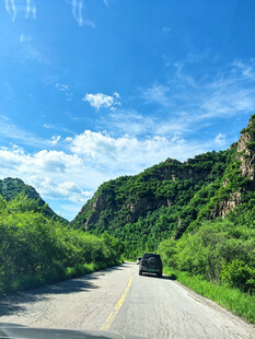 山间公路上行驶的车辆