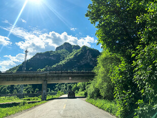 山间公路与桥的美丽景致
