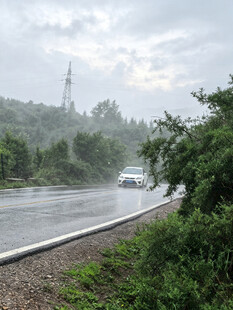 雨中公路行驶的车辆