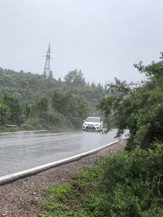 雨中公路景象