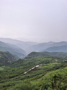 山间绿野风景