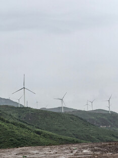 山坡上的风力发电机组