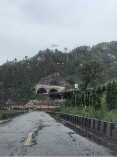 雨中公路旁的葱郁山峦