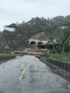 雨中公路通向山底隧道