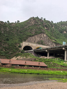 山间高架桥与隧道景观