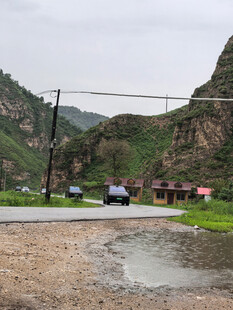 山间雨后泥泞道路景象