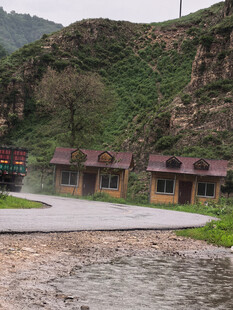 山间村落小屋宁静景致