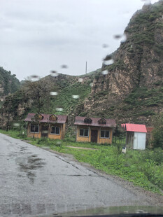 山间村落旁的湿润道路