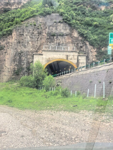 山间公路隧道入口景色