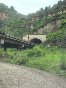山间公路桥与隧道景观