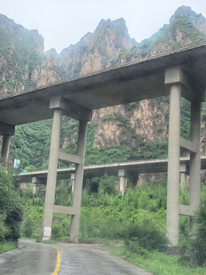 山间高架桥公路穿行而过
