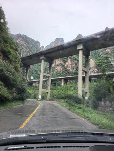 山间公路上的高架桥