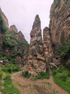 奇峰林立的壮美山间景色