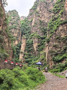 山间小径旁的壮美峡谷景观