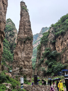 奇峰耸立的壮丽峡谷景观