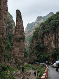 山间公路旁的壮丽峡谷景观