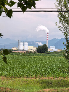 田野边的工厂烟囱景观
