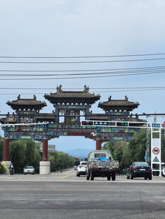 中式牌坊下的车辆通行场景