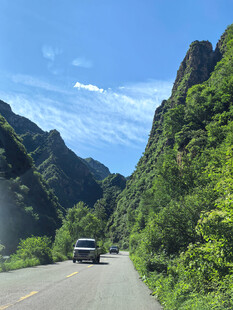 山间公路上行驶的车辆