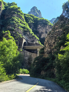 山间公路穿行壮丽峡谷