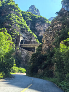 山间公路穿行壮丽峡谷